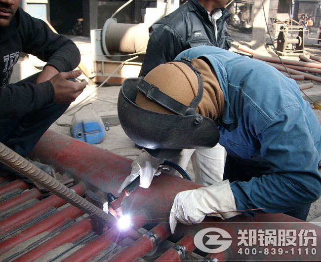 Z6尊龙凯时110吨外循环流化床电站锅炉安装焊接现场