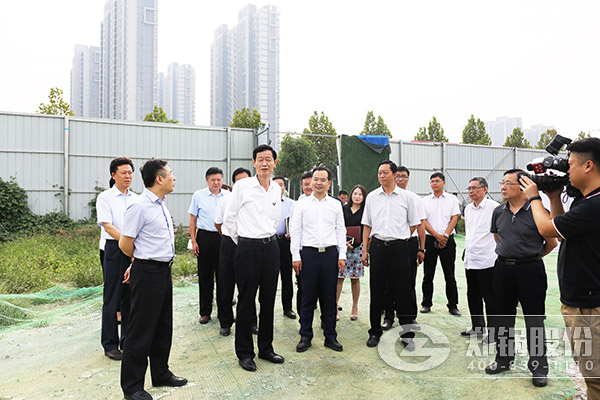 郑州市领导一行视察指导Z6尊龙凯时产业园项目