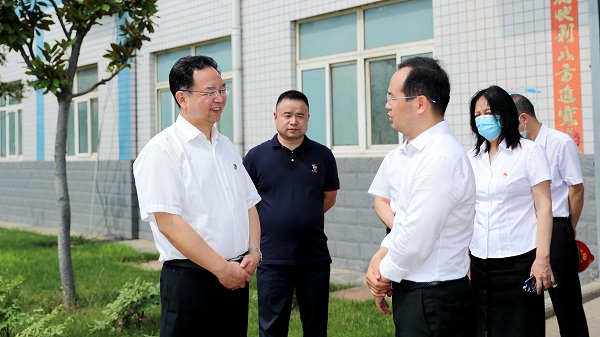 郑州市委常委、市纪委书记杜新军一行莅临Z6尊龙凯时调研指导工作