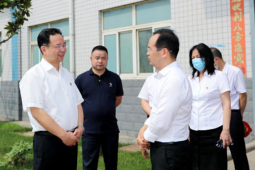 郑州市委常委、市纪委书记杜新军一行莅临Z6尊龙凯时调研指导工作